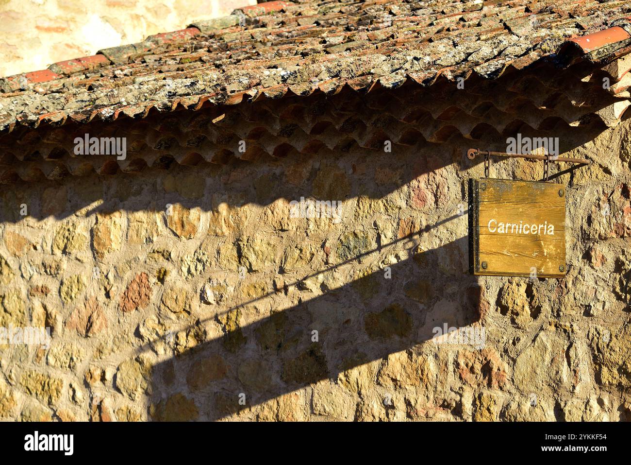 Mur avec panneau en bois dans la ville médiévale de Pedraza. Banque D'Images