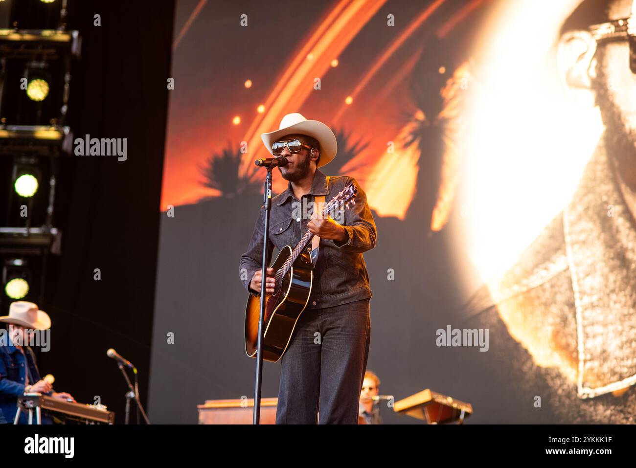 Mexico, Mexique. 18 novembre 2024. Leon Bridges se produit lors du troisième jour du Corona Capital Music Festival 2024 au Autódromo Hermanos Rodríguez le 17 novembre 2024 à Mexico. Photo : Annie Lesser/imageSPACE crédit : Imagespace/Alamy Live News Banque D'Images