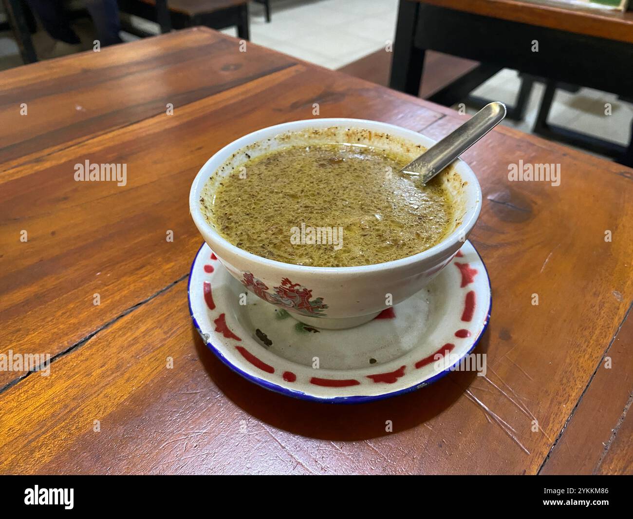 Le Pallu Basa est une nourriture traditionnelle Makassar, un plat de soupe à base de bœuf et d’abats avec ajout de noix de coco grillée râpée et de jaunes d’œufs de poule. Banque D'Images