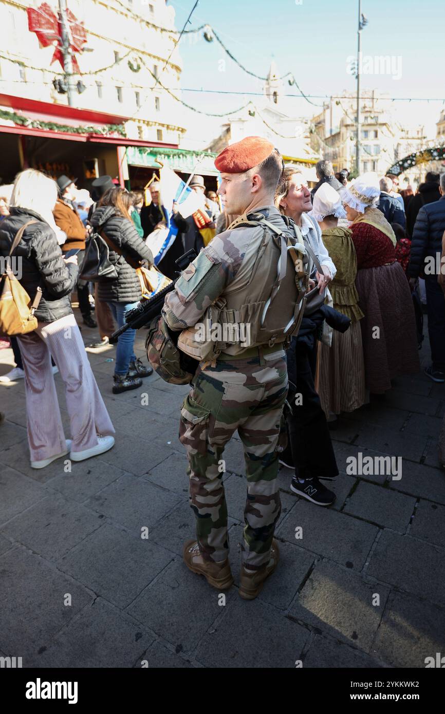 Marseille, France. 17 novembre 2024. Un soldat de l'opération 'Sentinelle' vu en train de surveiller la 222ème Foire de Santon à Marseille. La 222ème édition de la Foire de Santon rassemble 22 artisans de santon de la région Provence. La foire, qui attire des milliers de visiteurs chaque année, sera bien sûr l’occasion de découvrir les classiques et les dernières créations des artisans sur le Quai du Port jusqu’au 5 janvier 2025. (Photo Denis Thaust/SOPA images/SIPA USA) crédit : SIPA USA/Alamy Live News Banque D'Images