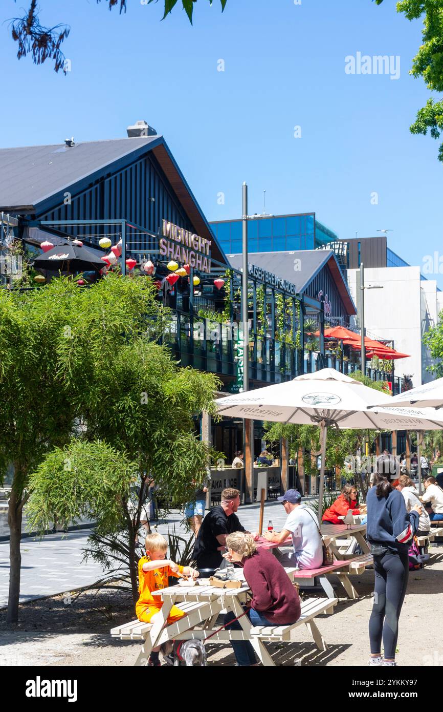 Tables en plein air au Riverside Food Market, Oxford Terrace, Christchurch Central City, Christchurch, Canterbury Region, nouvelle-Zélande Banque D'Images