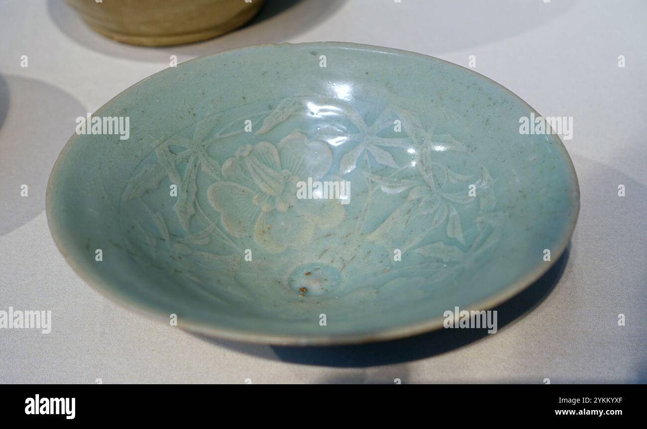 Bol avec conception moulée d'hibiscus, Corée, fours Gangjin, période Goryeo, années 1100 AD, grès, céladon, glaçure Banque D'Images