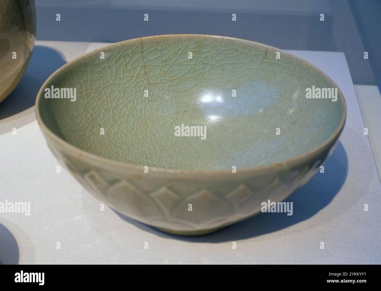 Bol avec conception moulée et sculptée de lotus, Corée, fours Gangjin ou Buan, période Goryeo, années 1100 AD, grès, céladon, glaçure Banque D'Images