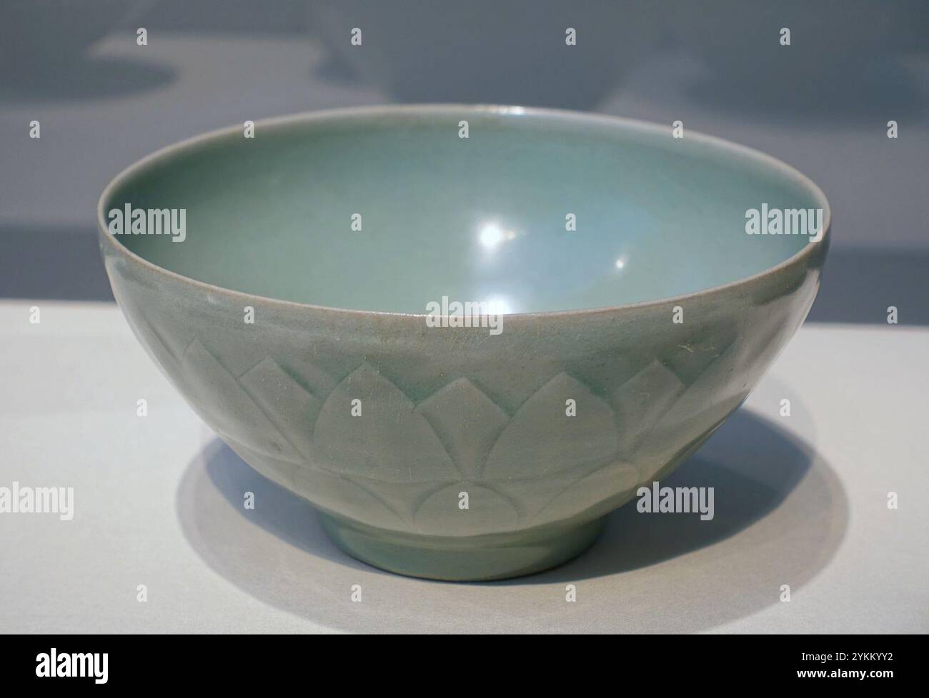 Bol avec conception moulée et sculptée de lotus, Corée, fours Gangjin, période Goryeo, 1100-1250 AD, grès, céladon, glaçure Banque D'Images