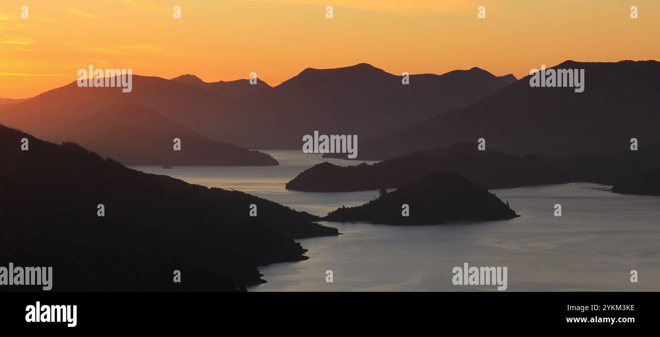 Scène de coucher de soleil sur le Queen Charlotte Track., Marlborough Sounds. Banque D'Images