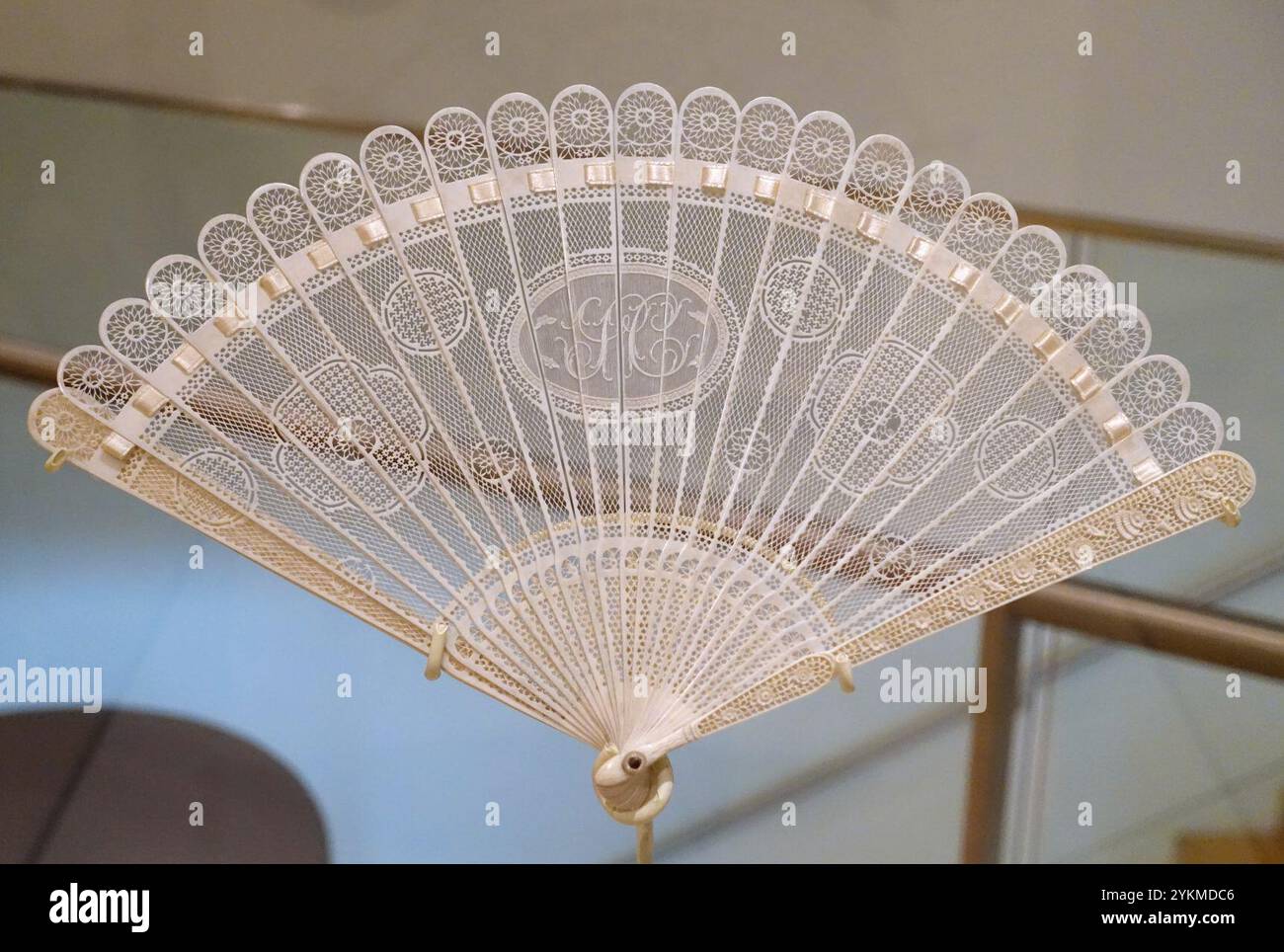 Ventilateur brise sculpté avec les initiales SC pour Sarah Crowninshield, Guangzhou, Chine, c. 1800, ivoire éléphant Banque D'Images