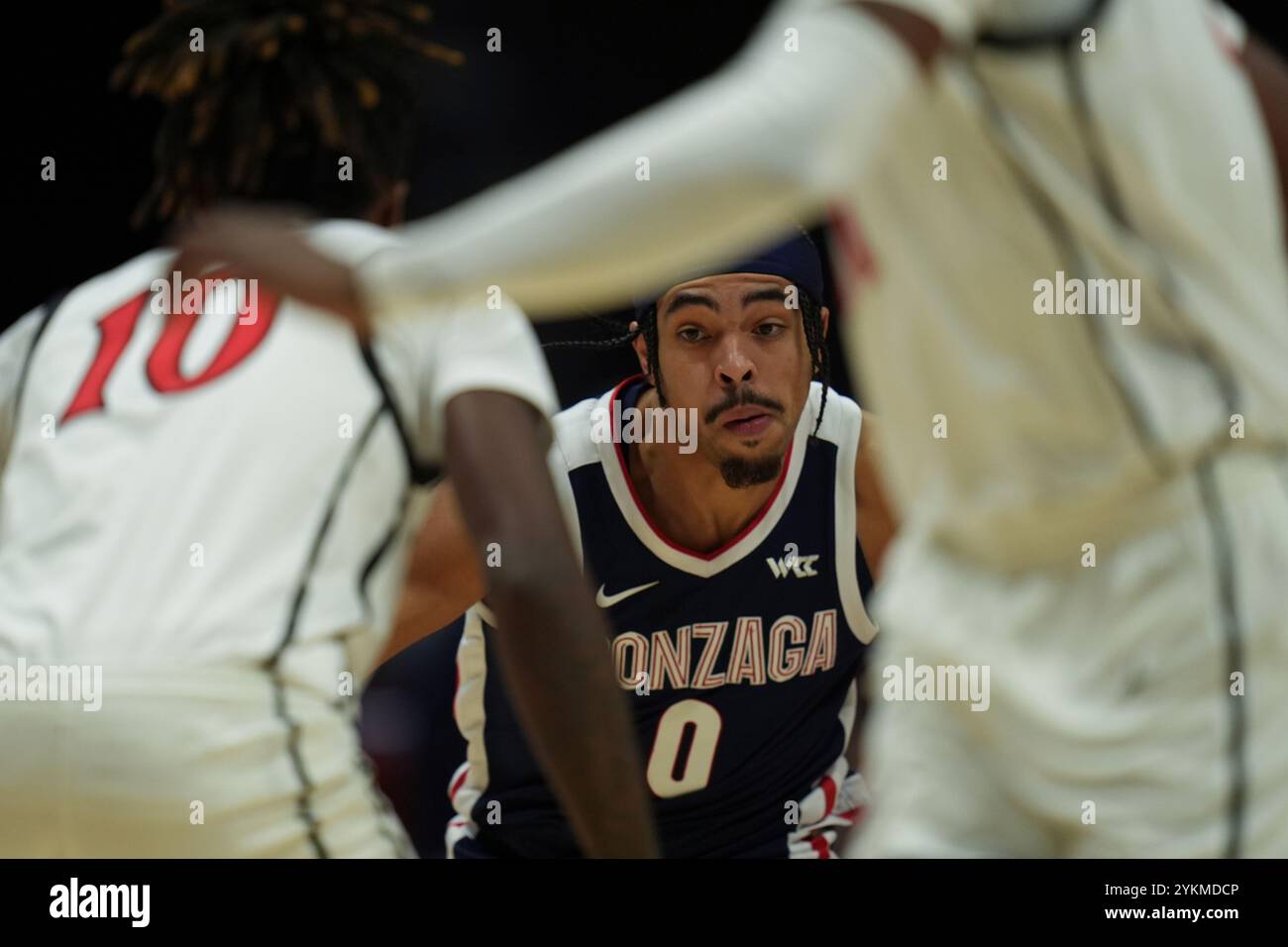Gonzaga guard Ryan Nembhard (0) tries to get past San Diego State guard BJ Davis during the first half of an NCAA college basketball game Monday, Nov. 18, 2024, in San Diego. (AP Photo/Gregory Bull) Banque D'Images