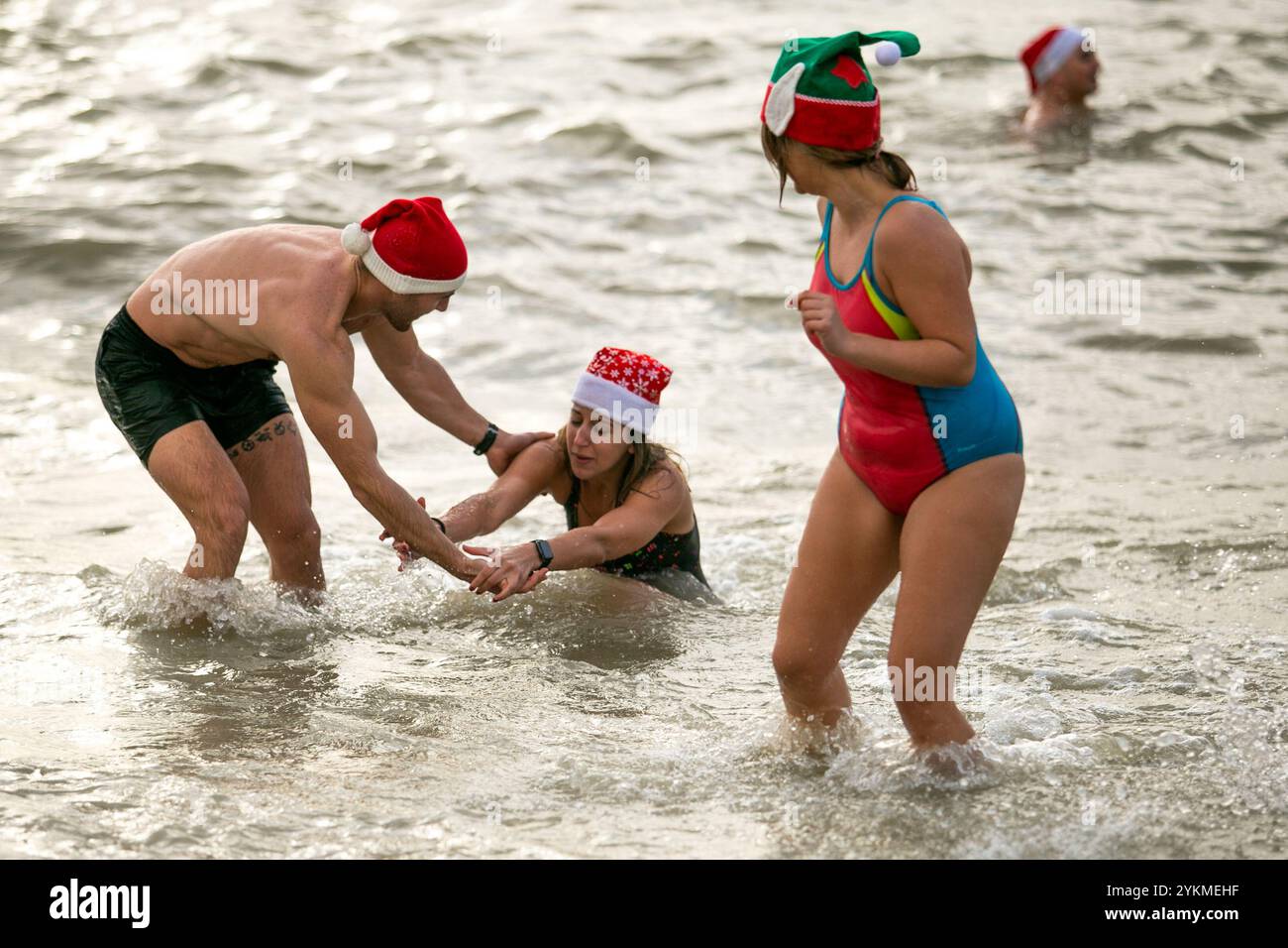 Brighton, Royaume-Uni. 25 décembre 2021. Les nageurs prennent un plongeon le jour de Noël dans la plage de Brighton. Nager le jour de Noël est considéré comme une vieille tradition dans le Sussex qui remonte à 1860. La tradition a été maintenue ce Noël, malgré le conseil municipal de Brighton et Hove exhortant les résidents et les visiteurs à rester en sécurité et à se tenir à l'écart de la mer cet hiver et à fermer un certain nombre de plages Banque D'Images