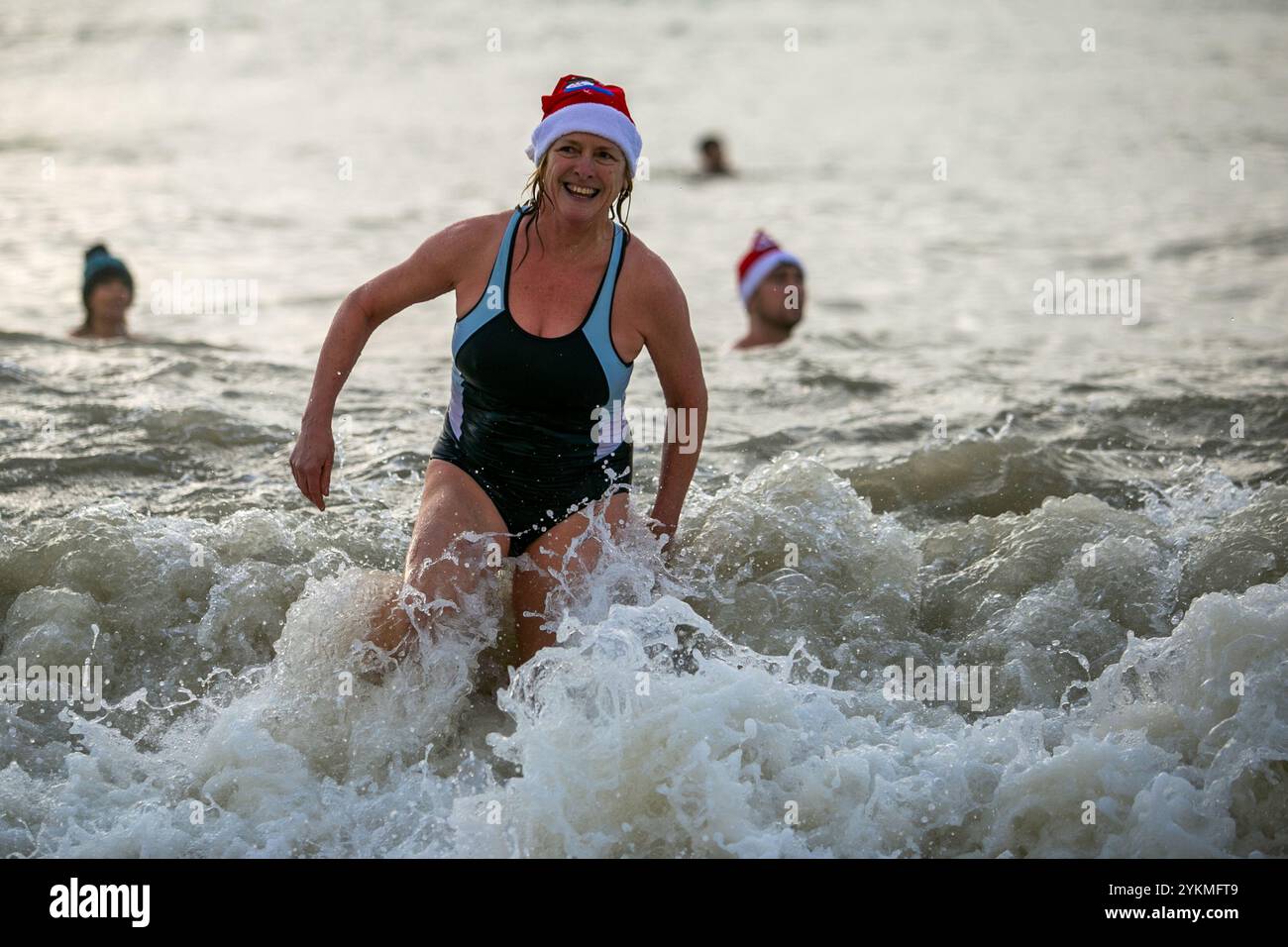 Brighton, Royaume-Uni. 25 décembre 2021. Les nageurs prennent un plongeon le jour de Noël dans la plage de Brighton. Nager le jour de Noël est considéré comme une vieille tradition dans le Sussex qui remonte à 1860. La tradition a été maintenue ce Noël, malgré le conseil municipal de Brighton et Hove exhortant les résidents et les visiteurs à rester en sécurité et à se tenir à l'écart de la mer cet hiver et à fermer un certain nombre de plages Banque D'Images