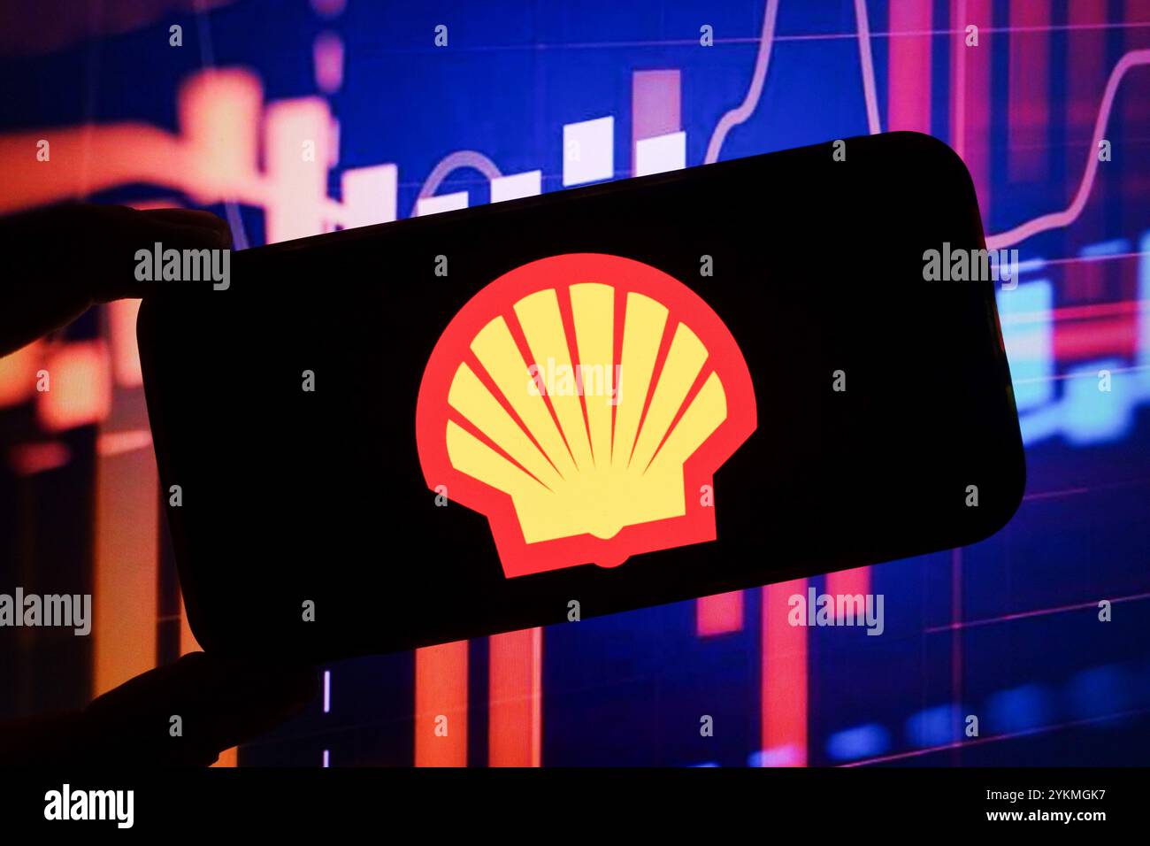 Pologne. 18 novembre 2024. Dans cette illustration photo, le logo de la société Shell est affiché sur l'écran d'un smartphone. (Photo de Piotr SWAT/SOPA images/SIPA USA) *** strictement à des fins éditoriales *** crédit : SIPA USA/Alamy Live News Banque D'Images