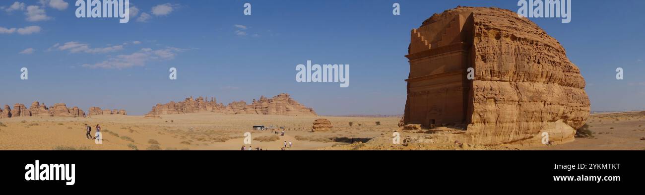 Vue panoramique du tourgroup visitant l'ancienne tombe nabatéenne de Qasir AlFarid (tombe de Lihyan fils de Kuza), site archéologique de Hegra (al-Hijr / Madā ͐ Banque D'Images