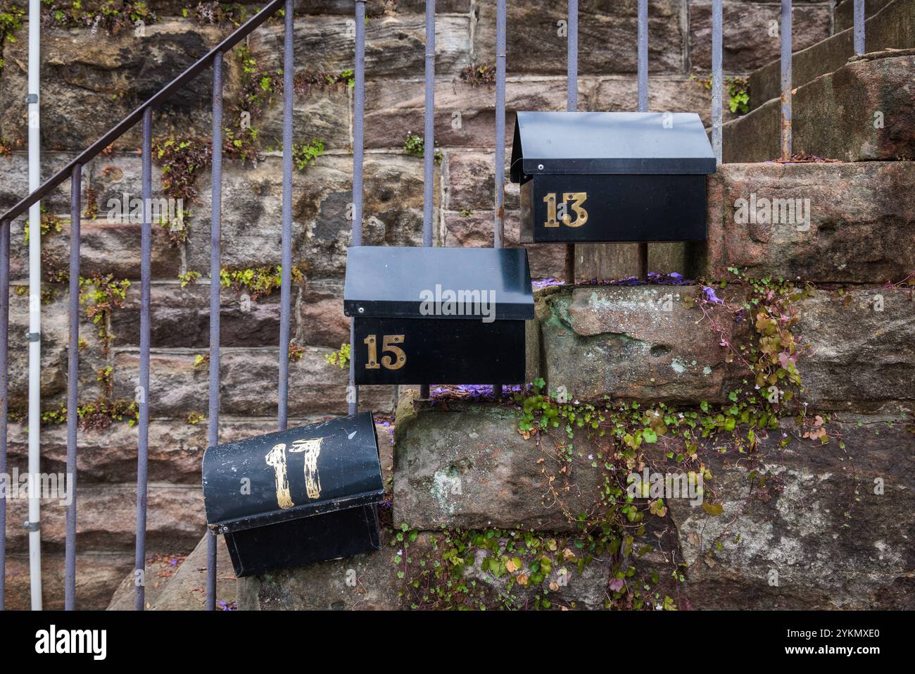 Trois boîtes aux lettres noires alignées contre des marches de pierre et des balustrades à Sydney, en Nouvelle-Galles du Sud, en Australie. Banque D'Images