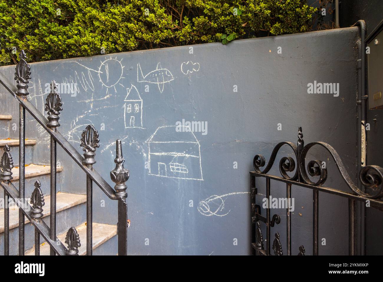 Dessins d'enfant à la craie sur le mur gris d'une maison à Sydney, Australie. Banque D'Images