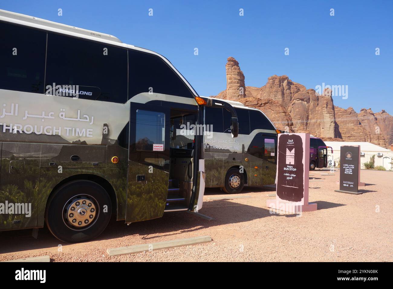 Bus touristiques au parc de stationnement Winter Park, site archéologique de Hegra (al-Hijr / Madā ͐ à Ṣāliḥ), dans le désert près d'Al Ula, en Arabie Saoudite. Pas de RP ou M. Banque D'Images