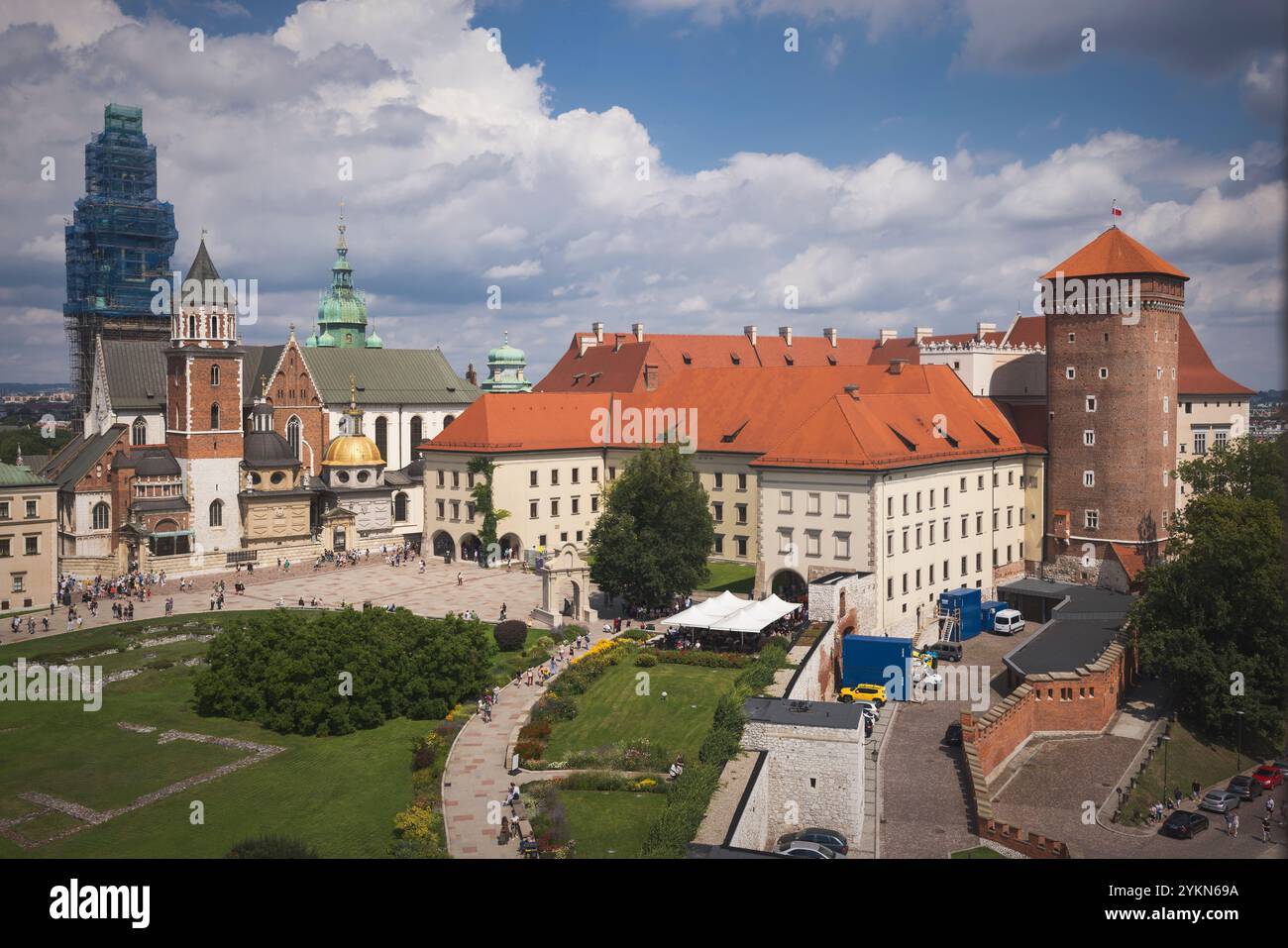 Explorez l'architecture étonnante du château de Cracovie entouré de jardins luxuriants sous un ciel lumineux, Pologne Banque D'Images