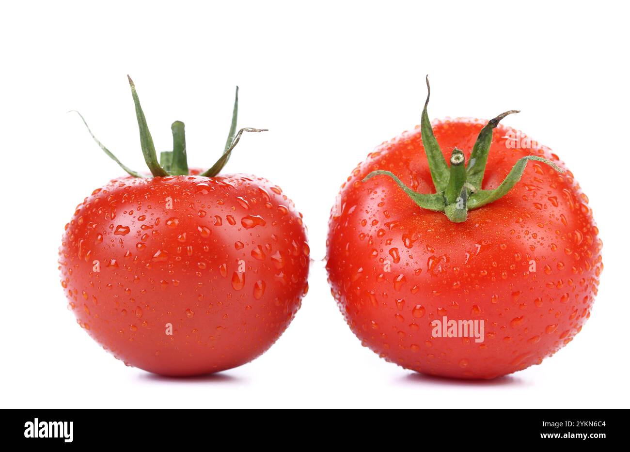 Deux tomates rouges mûres isolées. Gouttes d'eau. Banque D'Images