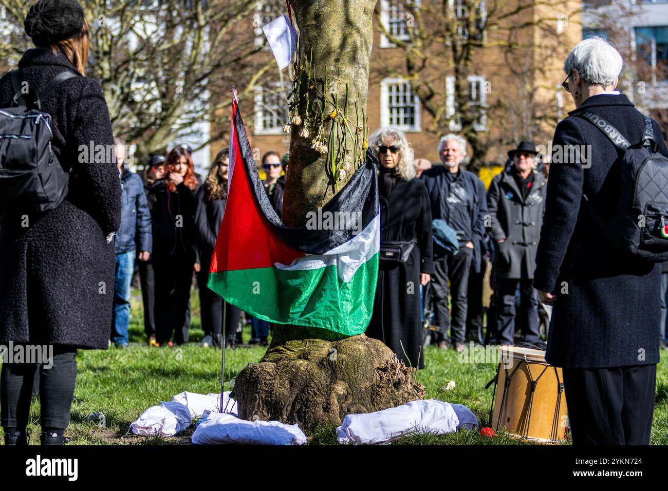 Brighton, Royaume-Uni. 03 mars 2024. Un rassemblement pro-Gaza a lieu à Brighton, au Royaume-Uni. Les manifestants ont agité des drapeaux palestiniens et ont appelé à un cessez-le-feu immédiat et à l’arrêt du « génocide israélien » à Gaza. Certaines femmes portaient un tissu blanc pour se souvenir des bébés et des enfants tués lors de l’offensive israélienne contre l’enclave palestinienne sous blocus. Selon les autorités sanitaires de Gaza dirigées par le Hamas, plus de 30 400 Palestiniens, dont la plupart des femmes et des enfants, ont été tués et 71 700 blessés dans les frappes israéliennes sur Gaza depuis le 7 octobre. La situation humanitaire désastreuse est encore aggravée par le minimum A. Banque D'Images