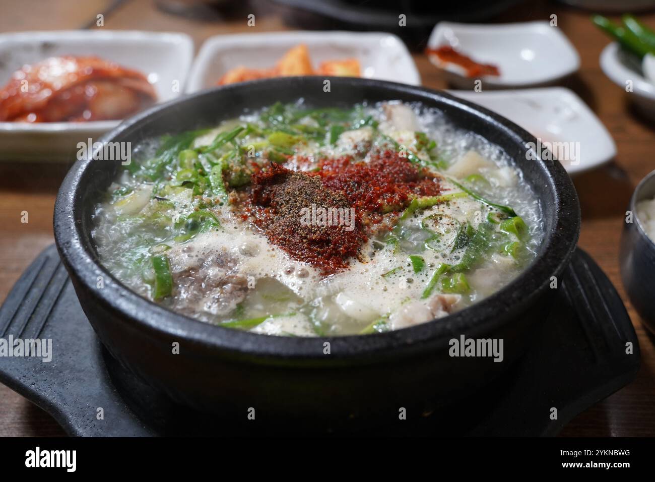 Saucisse de sang et soupe de riz dans un pot en terre Banque D'Images