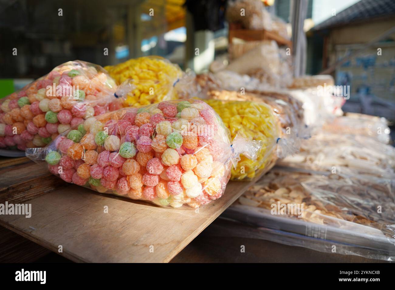 Collations colorées dans des sacs en plastique sur le comptoir sur le marché traditionnel coréen Banque D'Images