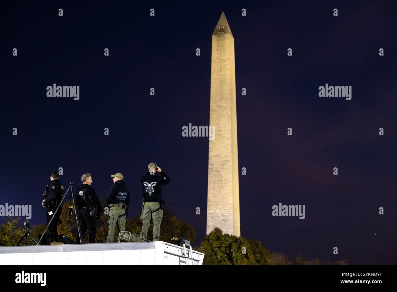 États-Unis d'Amérique, Washington. Oct. 29, 2024.Service secret pendant le discours de clôture du candidat présidentiel américain Kamala Harris sur l'ellipse, la pelouse juste à l'extérieur des portes de la Maison Blanche. Dans ce qui a été considéré comme son discours de clôture, la candidate démocrate à la présidence Kamala Harris a décrit la course électorale entre elle et son adversaire Donald Trump comme un choix entre le progrès et l’agression. Photo : ANP / Hollandse-Hoogte / Ramon van Flymen. pays-bas hors service - belgique hors service Banque D'Images