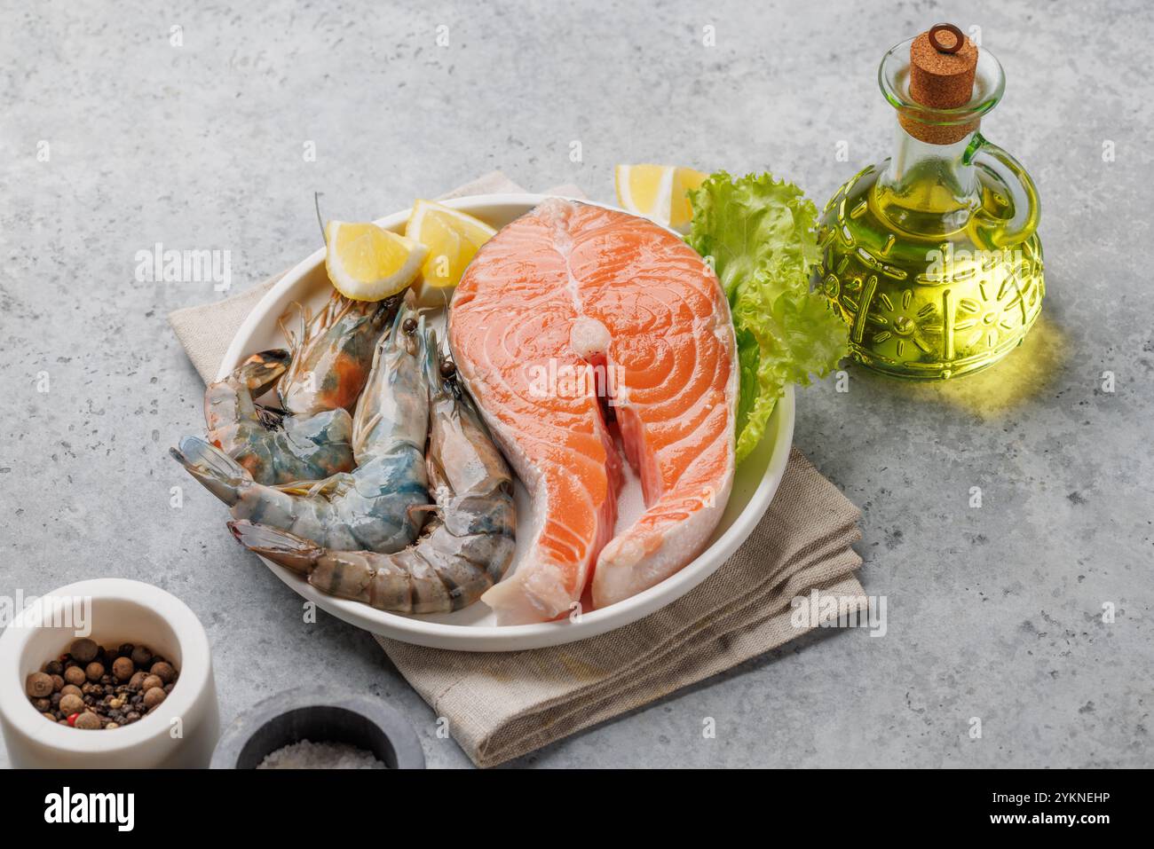Plateau de fruits de mer délice : crevettes et saumon sur la table en pierre Banque D'Images