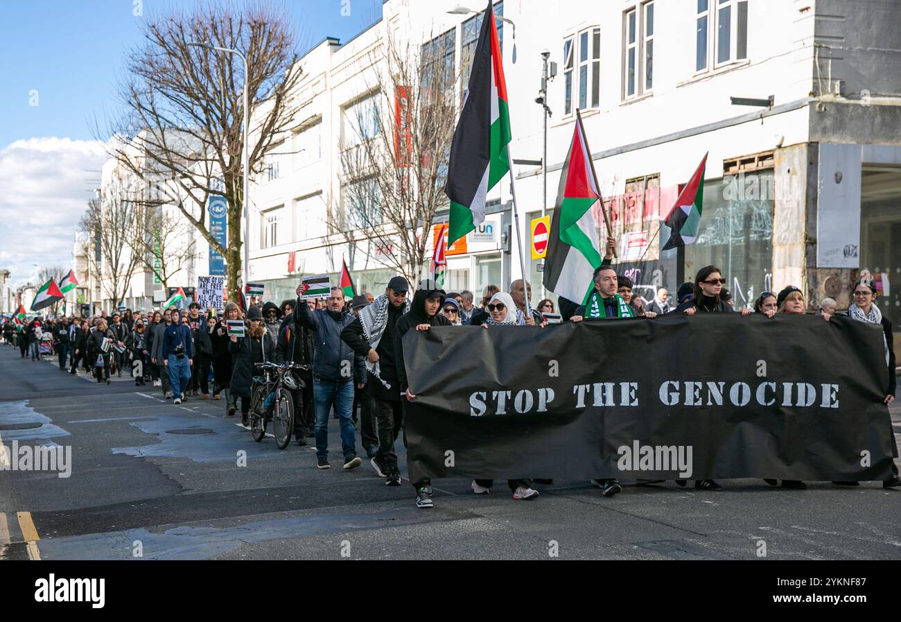 Brighton, Royaume-Uni. 03 mars 2024. Un rassemblement pro-Gaza a lieu à Brighton, au Royaume-Uni. Les manifestants ont agité des drapeaux palestiniens et ont appelé à un cessez-le-feu immédiat et à l’arrêt du « génocide israélien » à Gaza. Certaines femmes portaient un tissu blanc pour se souvenir des bébés et des enfants tués lors de l’offensive israélienne contre l’enclave palestinienne sous blocus. Selon les autorités sanitaires de Gaza dirigées par le Hamas, plus de 30 400 Palestiniens, dont la plupart des femmes et des enfants, ont été tués et 71 700 blessés dans les frappes israéliennes sur Gaza depuis le 7 octobre. La situation humanitaire désastreuse est encore aggravée par le minimum A. Banque D'Images