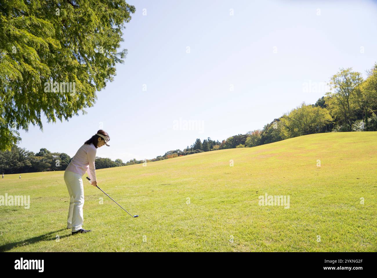 Femme d'âge moyen jouant au golf Banque D'Images