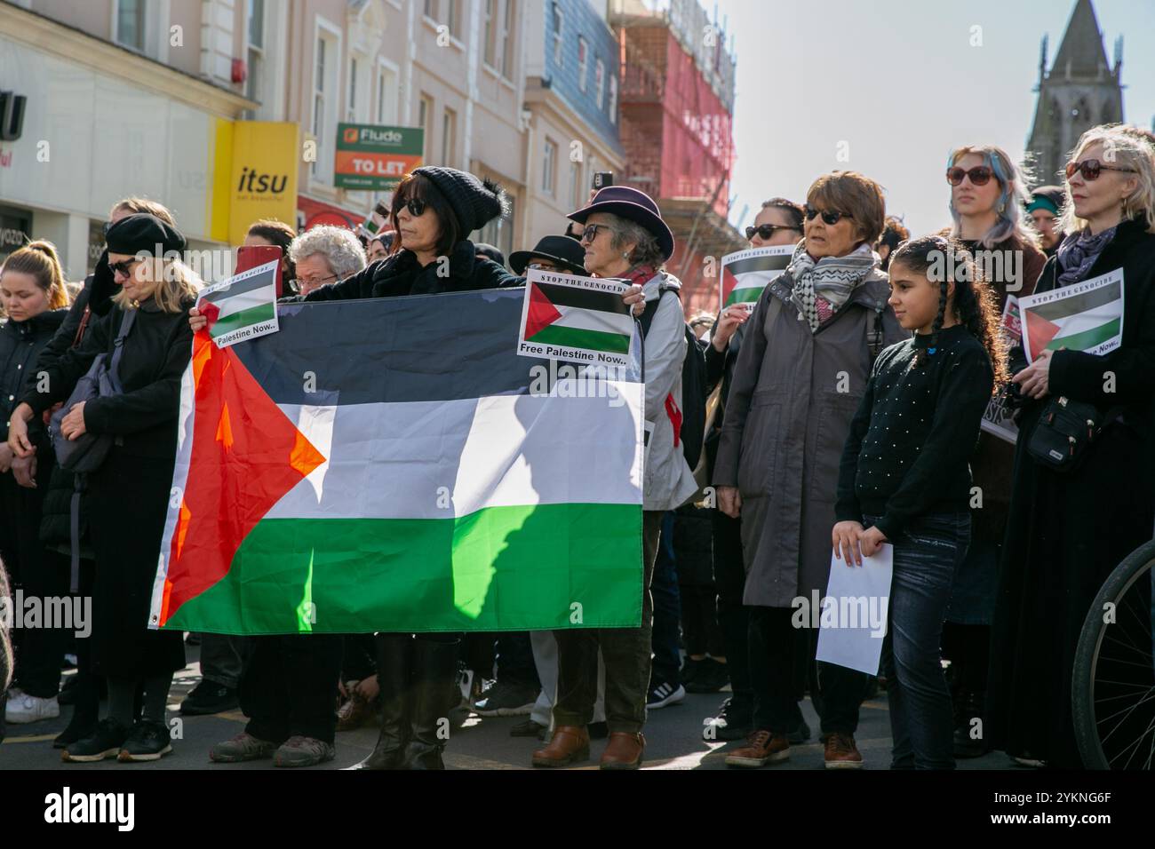 Brighton, Royaume-Uni. 03 mars 2024. Un rassemblement pro-Gaza a lieu à Brighton, au Royaume-Uni. Les manifestants ont agité des drapeaux palestiniens et ont appelé à un cessez-le-feu immédiat et à l’arrêt du « génocide israélien » à Gaza. Certaines femmes portaient un tissu blanc pour se souvenir des bébés et des enfants tués lors de l’offensive israélienne contre l’enclave palestinienne sous blocus. Selon les autorités sanitaires de Gaza dirigées par le Hamas, plus de 30 400 Palestiniens, dont la plupart des femmes et des enfants, ont été tués et 71 700 blessés dans les frappes israéliennes sur Gaza depuis le 7 octobre. La situation humanitaire désastreuse est encore aggravée par le minimum A. Banque D'Images