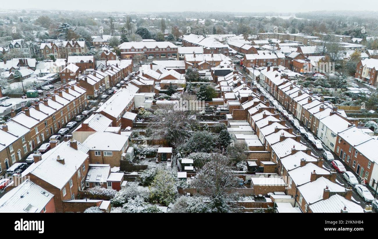 Bâtiments enneigés après une chute de neige de nuit à Warwick. Le Royaume-Uni se prépare à la neige, à la glace et aux températures froides car jusqu'à 20 cm de neige pourraient frapper le Royaume-Uni dans les prochains jours. Date de la photo : mardi 19 novembre 2024. Banque D'Images