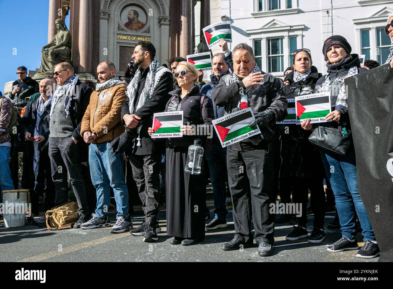 Brighton, Royaume-Uni. 03 mars 2024. Un rassemblement pro-Gaza a lieu à Brighton, au Royaume-Uni. Les manifestants ont agité des drapeaux palestiniens et ont appelé à un cessez-le-feu immédiat et à l’arrêt du « génocide israélien » à Gaza. Certaines femmes portaient un tissu blanc pour se souvenir des bébés et des enfants tués lors de l’offensive israélienne contre l’enclave palestinienne sous blocus. Selon les autorités sanitaires de Gaza dirigées par le Hamas, plus de 30 400 Palestiniens, dont la plupart des femmes et des enfants, ont été tués et 71 700 blessés dans les frappes israéliennes sur Gaza depuis le 7 octobre. La situation humanitaire désastreuse est encore aggravée par le minimum A. Banque D'Images