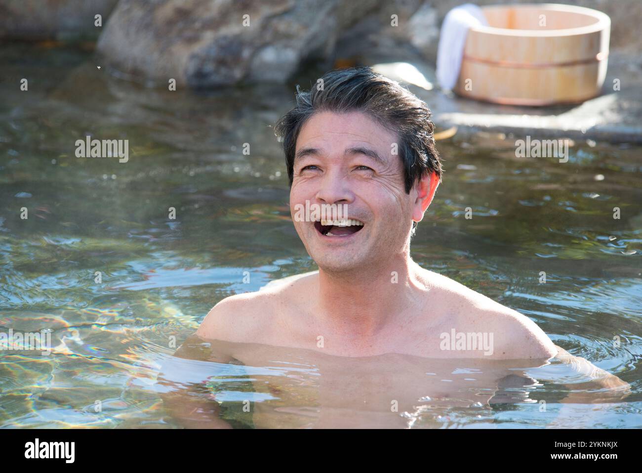 Homme d'âge moyen dans un bain en plein air Banque D'Images