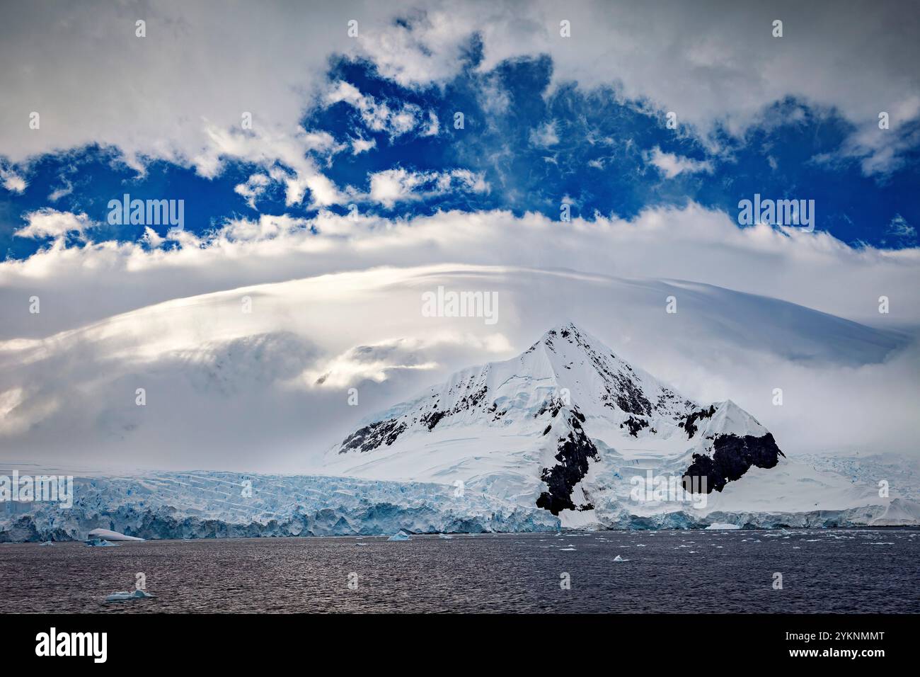 Glacier et iceberg dans le paysage antarctique Banque D'Images