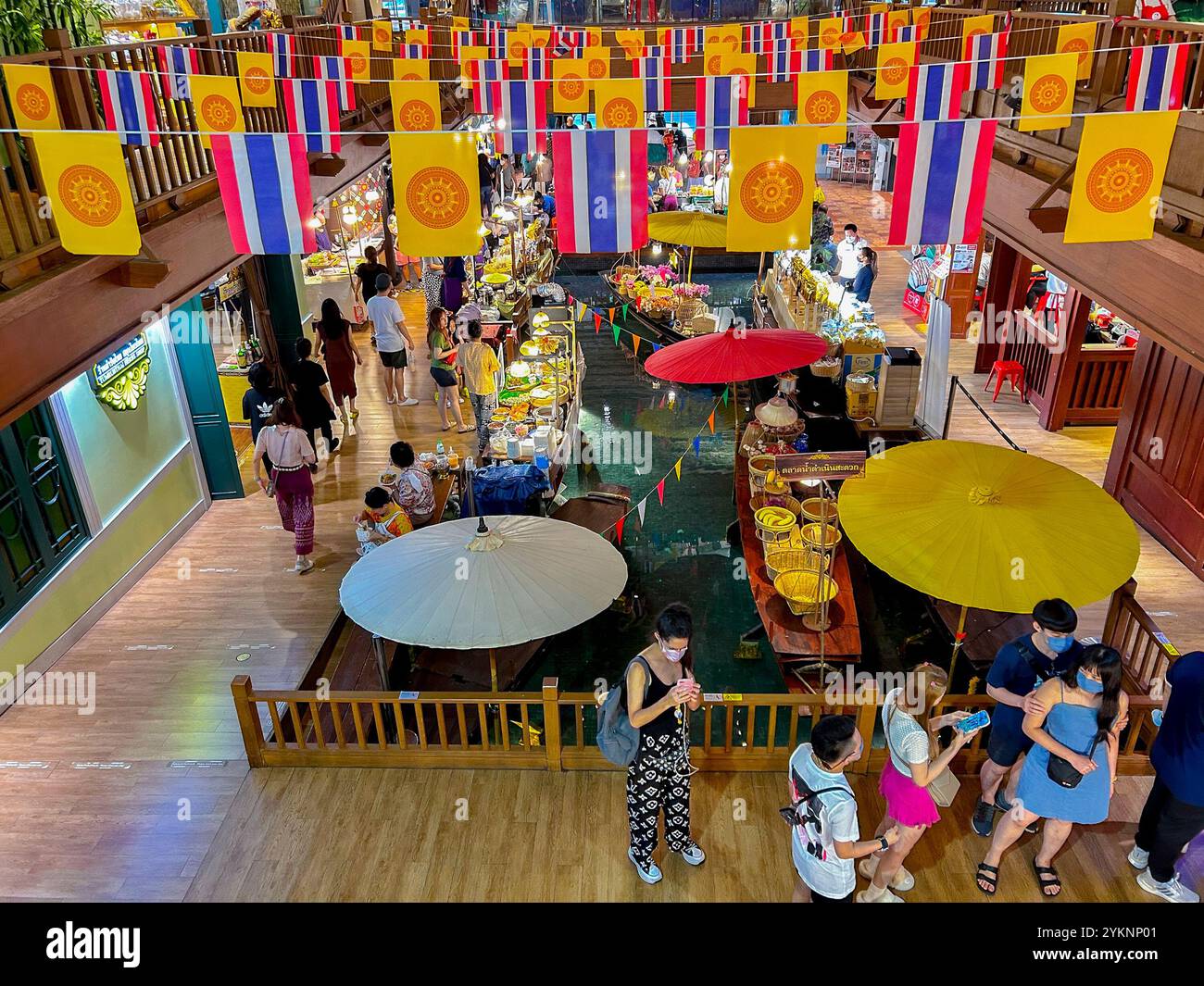 Bangkok, Thaïlande, gens, Centre commercial moderne, Iconsiam, marché alimentaire local, décorations intérieures, drapeaux nationaux thaïlandais classe moyenne asie Banque D'Images