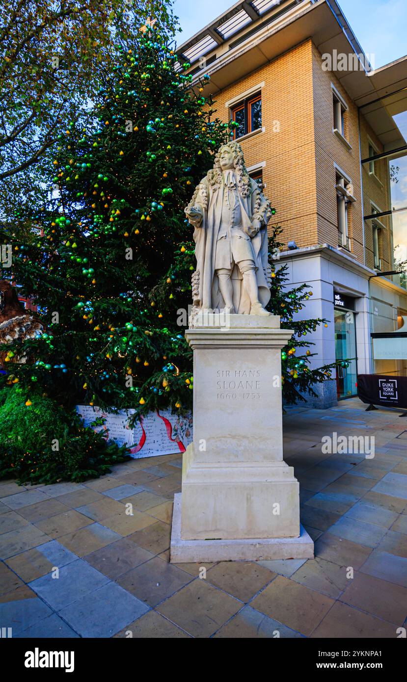 Statue de Sir Hans Sloane devant un arbre de Noël à Duke of York Square, près de Kings Road à Kensington et Chelsea, Londres Banque D'Images