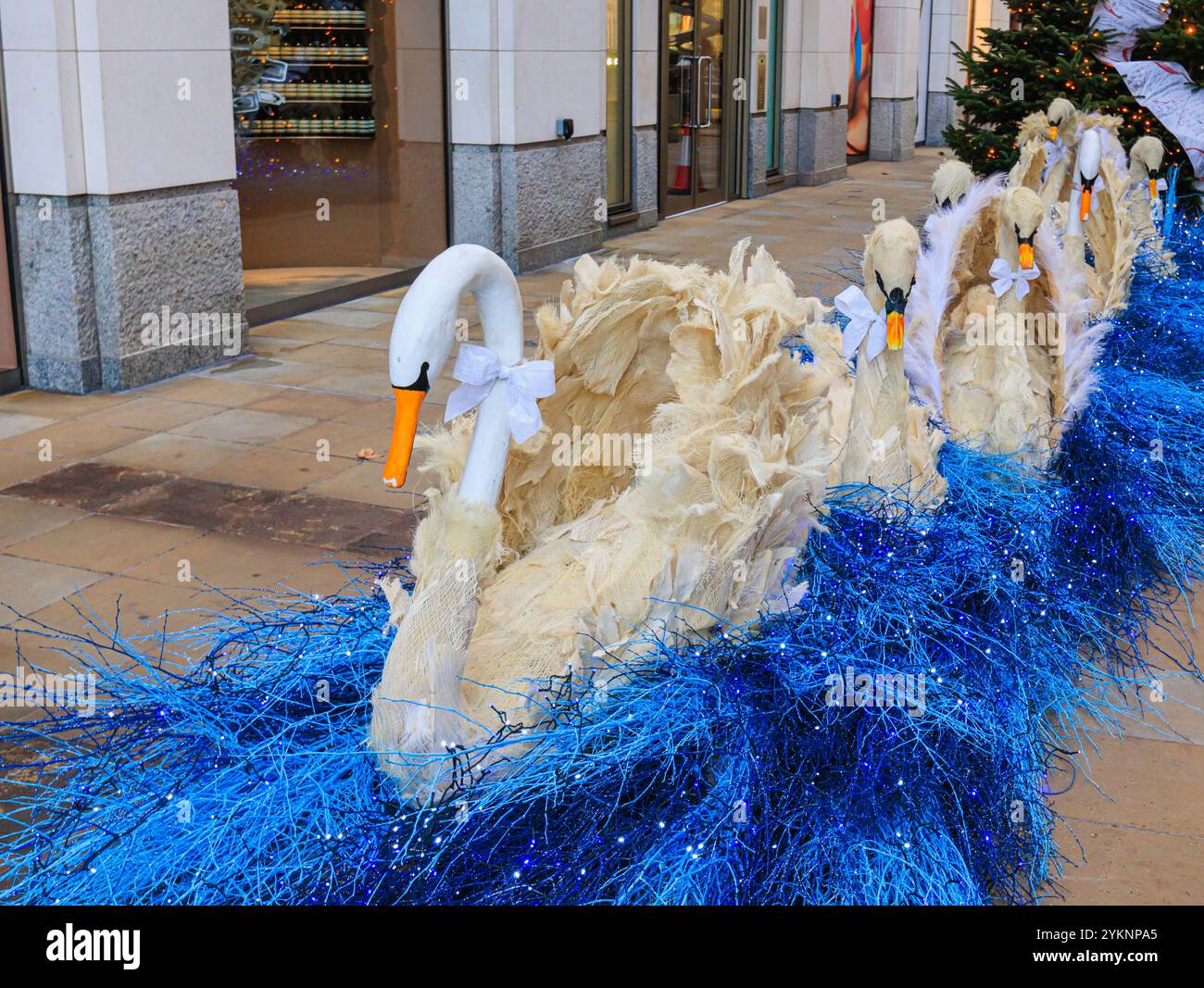 Perdrix dans un thème Pear Tree décorations de Noël, sept cygnes a Swimming, à Duke of York Square près de Kings Road, Kensington & Chelsea, Londres Banque D'Images