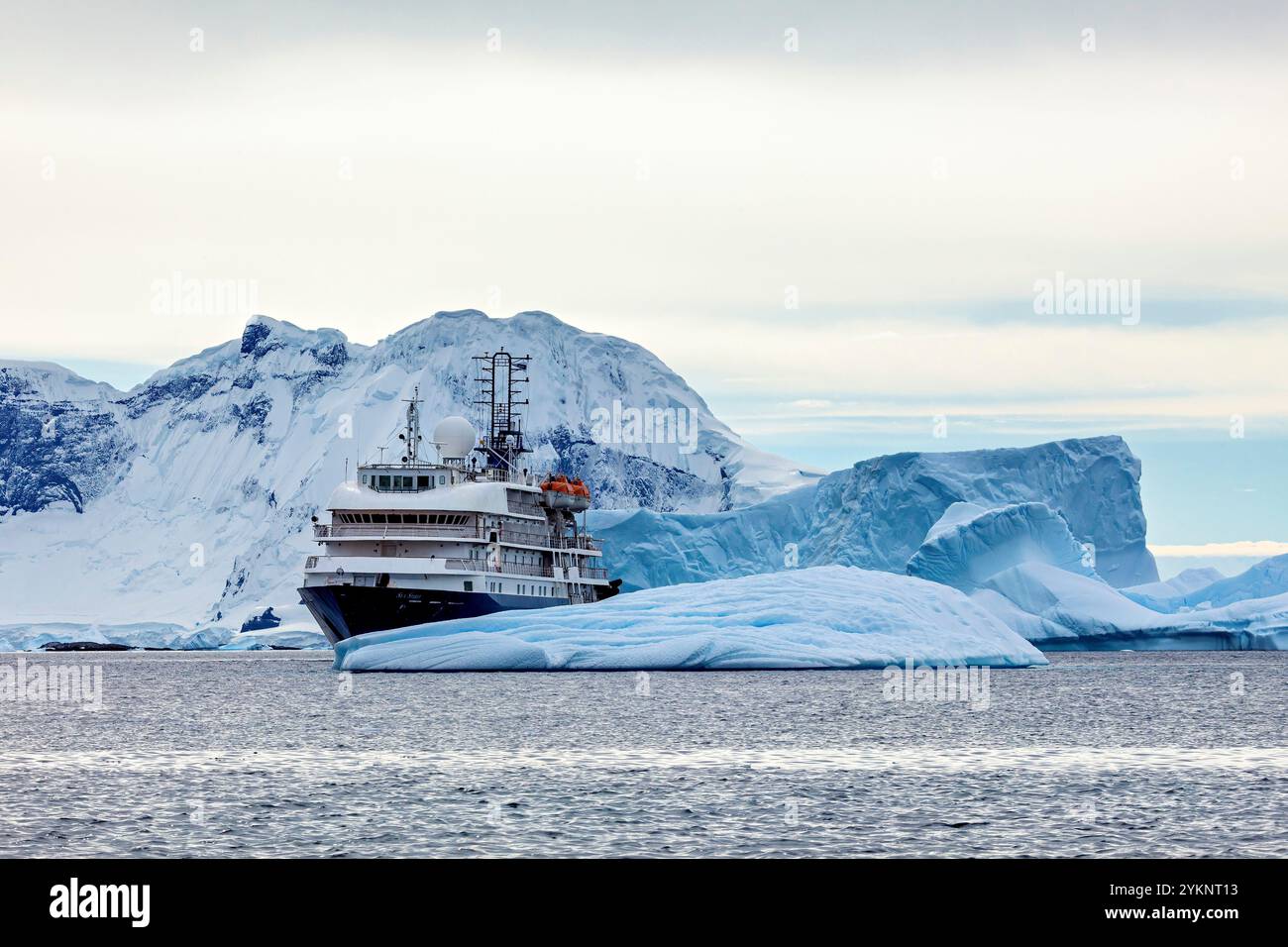 Bateau de croisière dans la zone Antarctique Banque D'Images