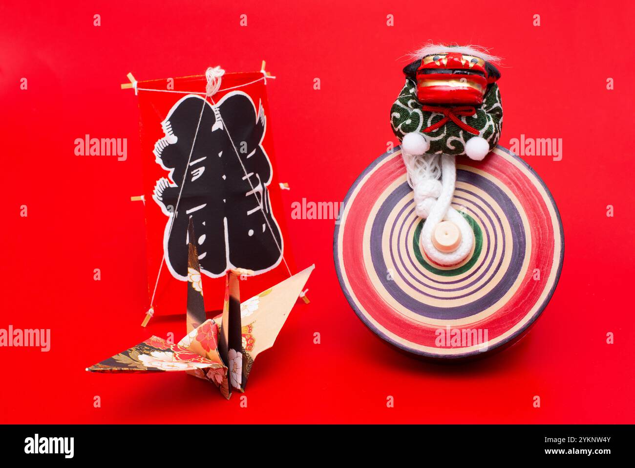 Grue de papier et figure de danse de lion sur dokuraku, cerf-volant Banque D'Images