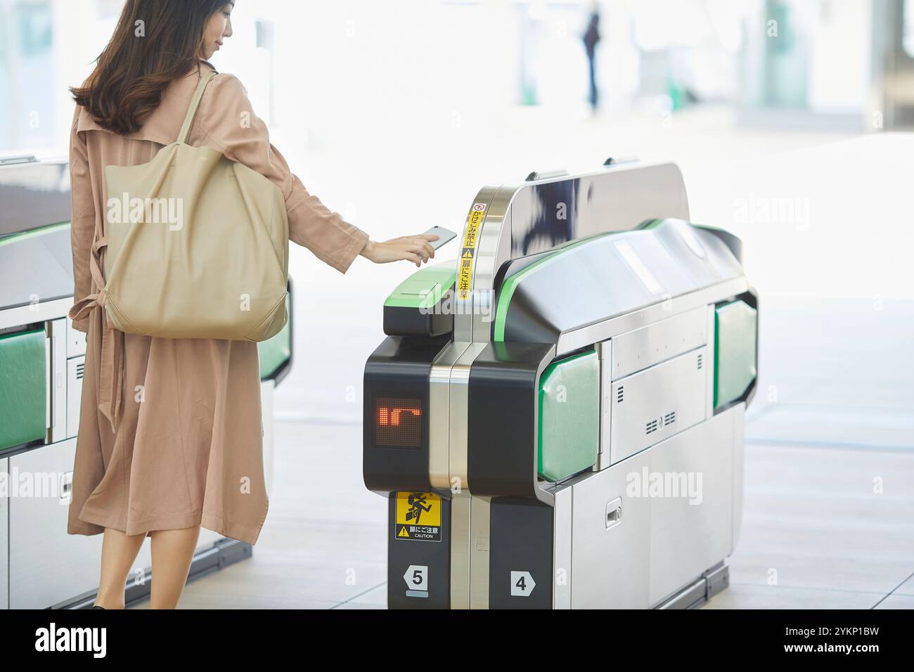 La main de la femme à travers la porte de ticket Banque D'Images