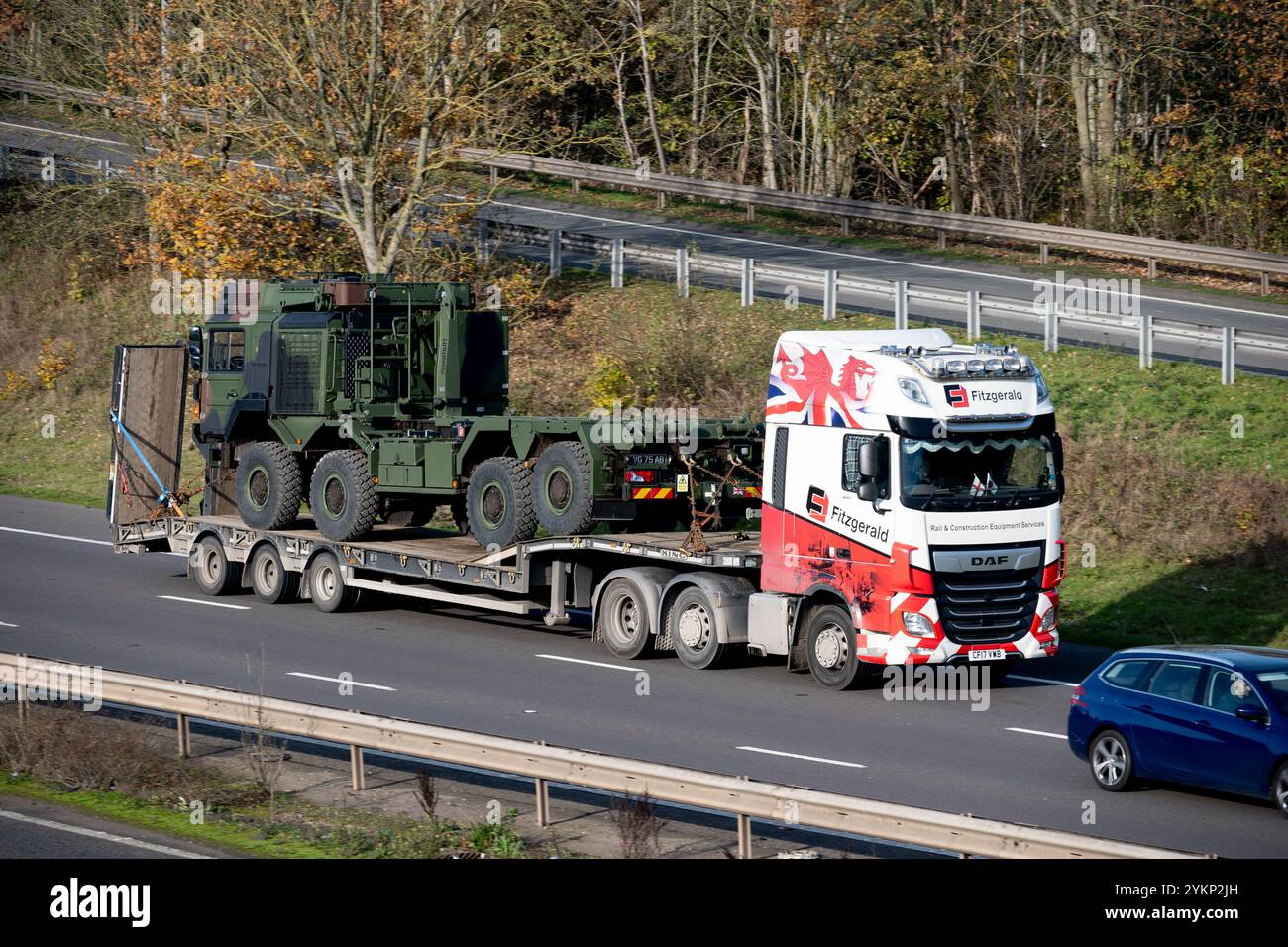 Camion à chargement bas Fitzgerald transportant un véhicule militaire, autoroute M40, Warwickshire, Royaume-Uni Banque D'Images