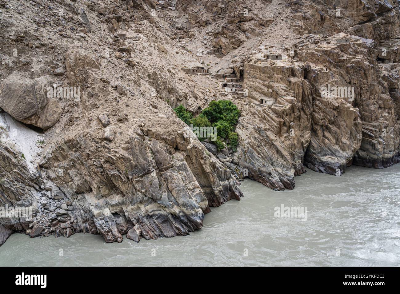 Vue panoramique du village minier traditionnel de pierres précieuses dans la vallée de la rivière Indus, Skardu, Gilgit Baltistan, Pakistan Banque D'Images