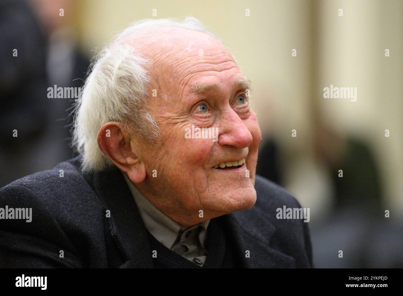 Prague, République tchèque. 18 novembre 2024. Un artiste et sculpteur renommé Stanislav Kolibal, à qui l'ancien régime communiste a interdit d'exposer ses œuvres à l'étranger, a été intronisé au Temple de la renommée de l'Académie tchèque des arts visuels (CAVU) lors de la cérémonie des Prix 2023 de l'Académie tchèque des arts visuels, Prague, le 18 novembre 2024. Crédit : Michal Kamaryt/CTK photo/Alamy Live News Banque D'Images