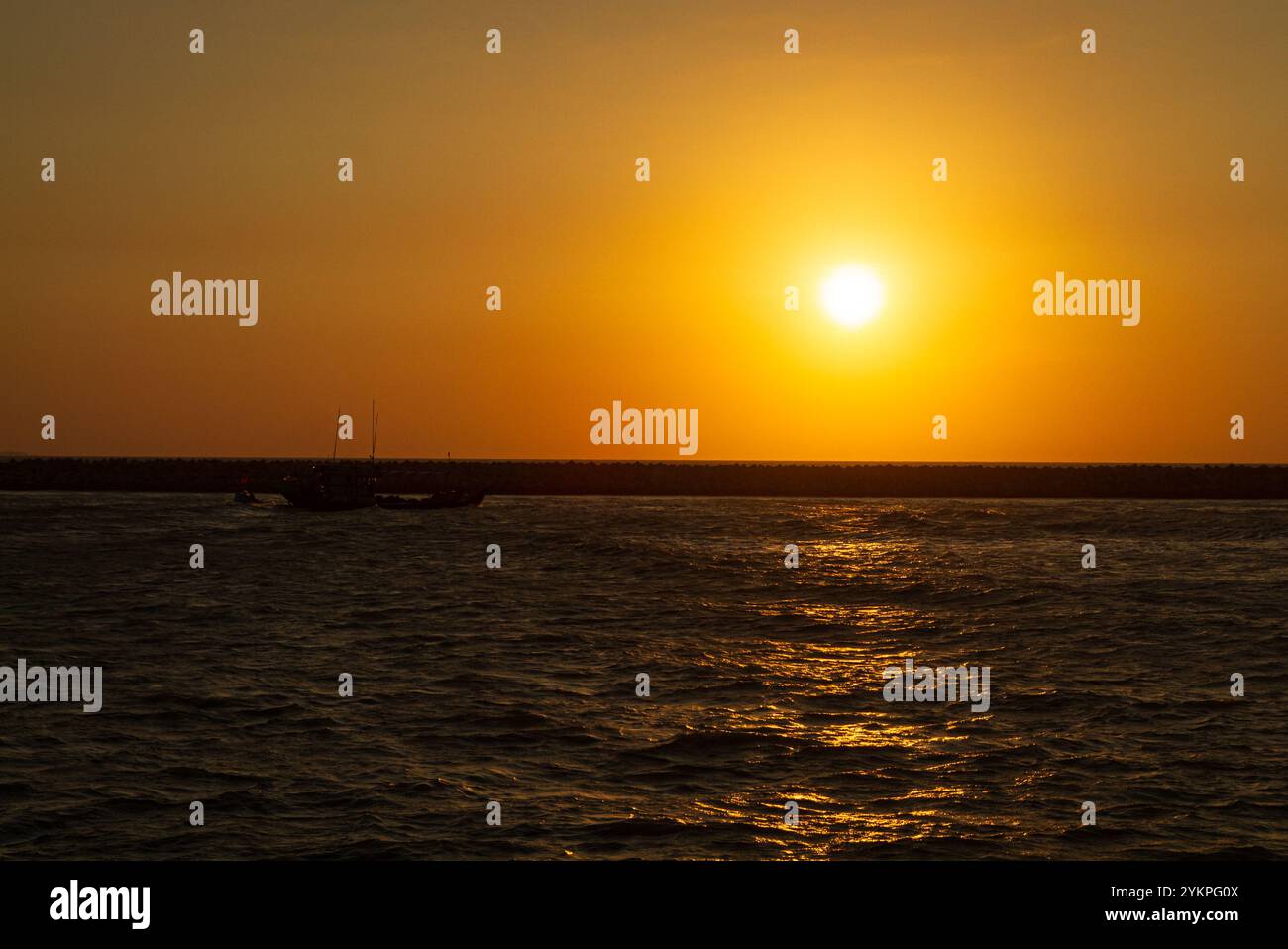 Lever de soleil sur la plage - les pêcheurs partent pêcher sur leurs bateaux le matin - quai Phuoc Hai - Vung Tau - Vietnam 2024. Banque D'Images