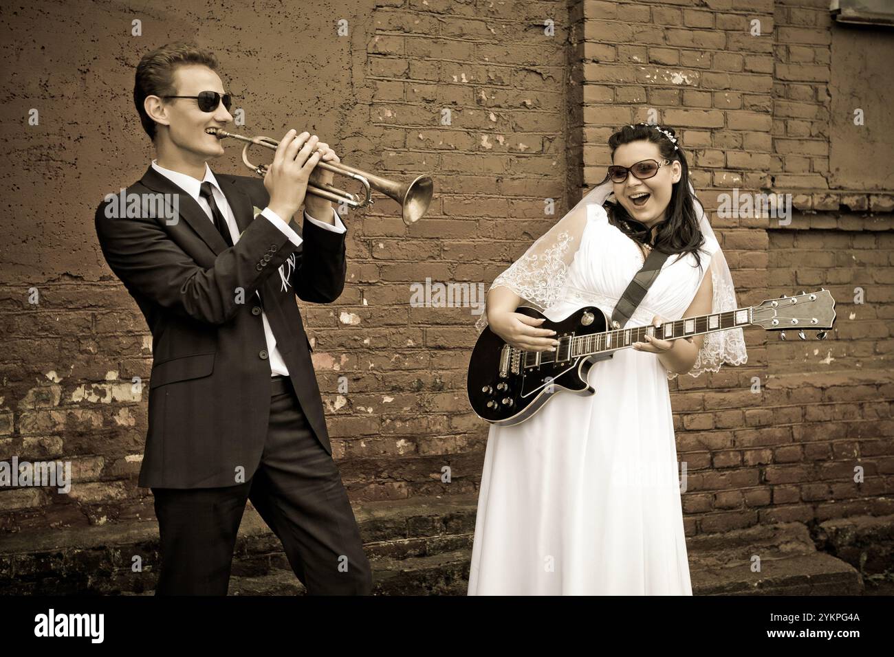 La mariée et le marié jouent des instruments de musique Banque D'Images