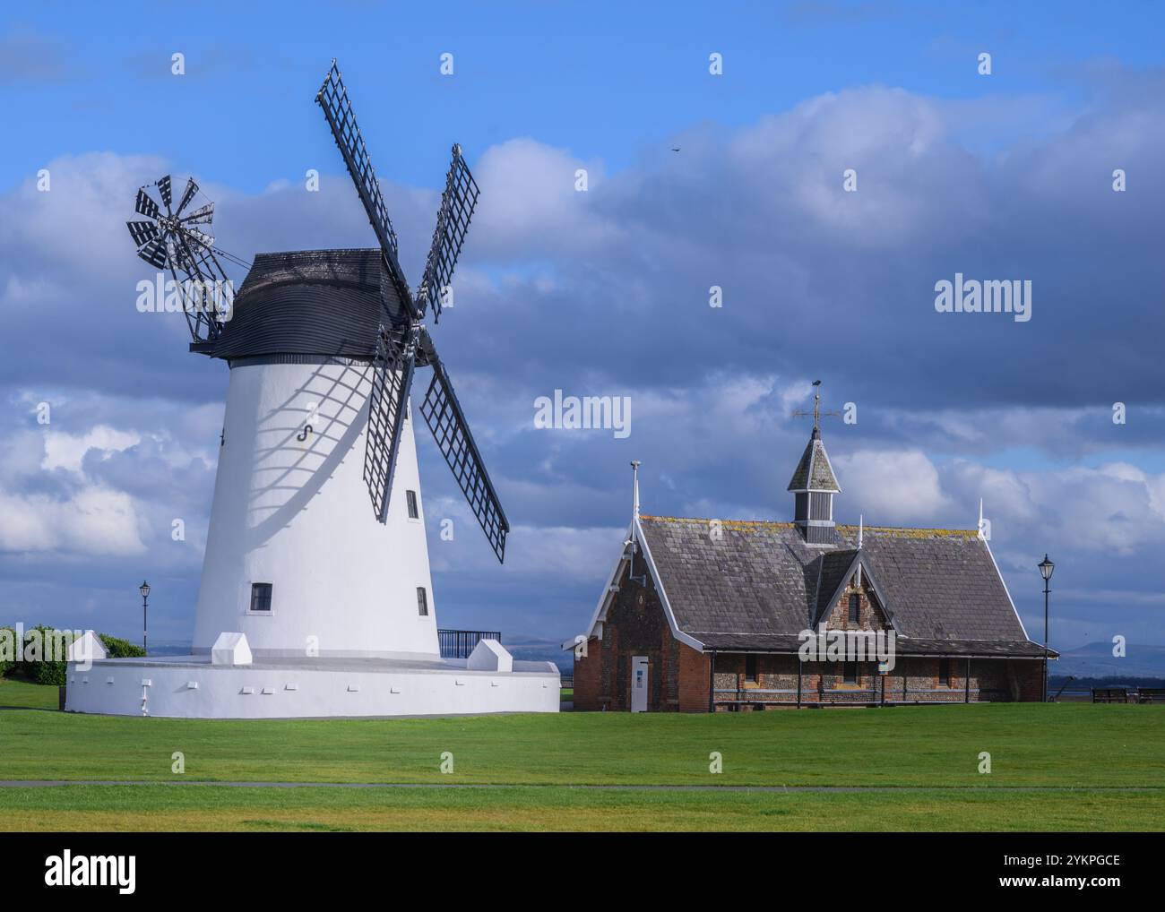 Lytham Windmill et ancienne station de sauvetage sur Lytham Green, The Promenade, Lytham, Lancashire, Angleterre. Banque D'Images