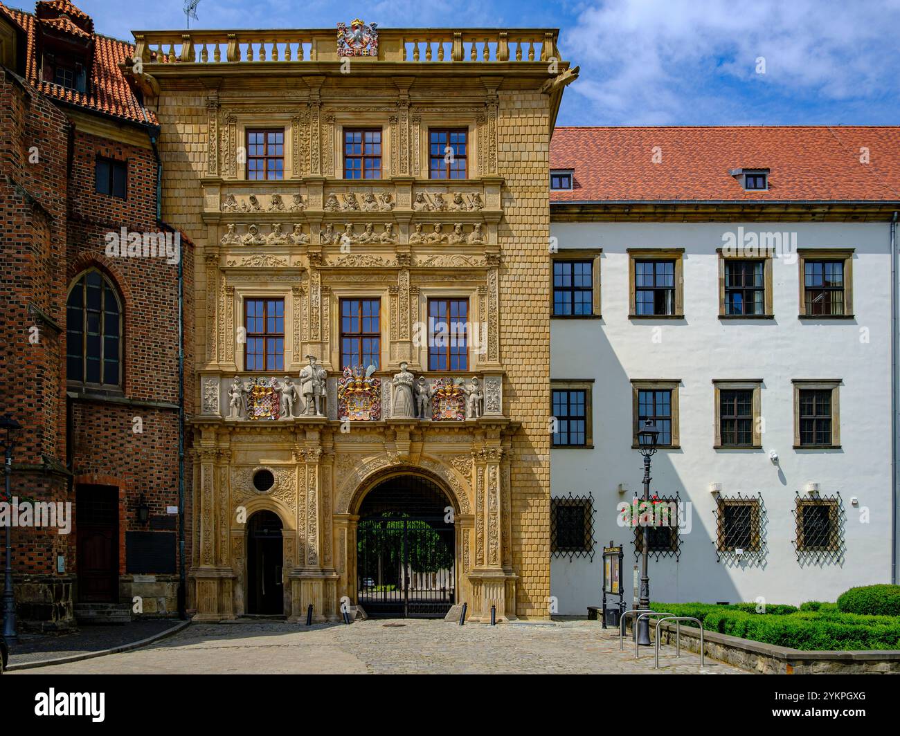 Portail principal dans la façade sud du Palais Piast, édifice Renaissance de la dynastie Piast, dans la ville haute-Silésie de Brzeg, Pologne. Banque D'Images