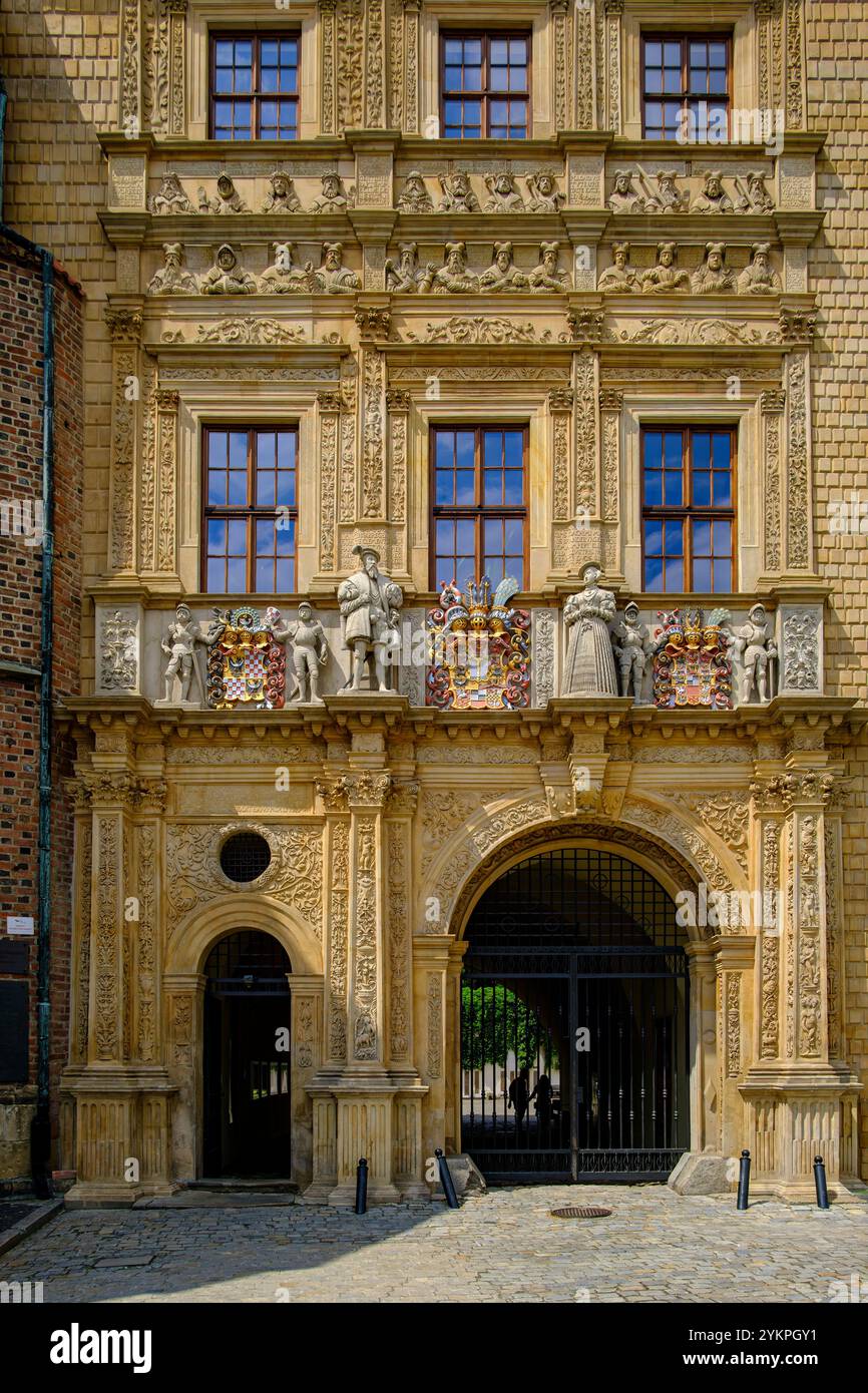 Portail principal dans la façade sud du Palais Piast, édifice Renaissance de la dynastie Piast, dans la ville haute-Silésie de Brzeg, Pologne. Banque D'Images