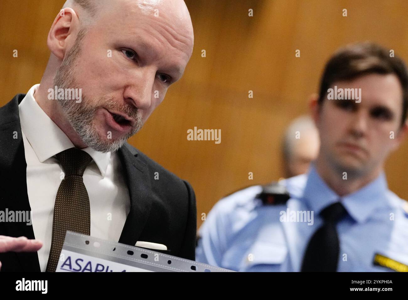 Tyristrand 20241119. Anders Behring Breivik arrive à la salle d'audience pour le premier jour du traitement par le tribunal de district de Ringerike, Asker et Bærum de la demande de libération conditionnelle de Fjotolf Hansen. Le procès a lieu à la prison de Ringerike. Fjotolf Hansen, anciennement Anders Behring Breivik, a été condamné à 21 ans de prison avec une peine minimale de 10 ans, pour les attentats terroristes perpétrés contre Oslo et Utøya le 22 juillet 2011. 77 personnes ont perdu la vie dans ces attaques. Photo : Beate Oma Dahle / NTB Banque D'Images