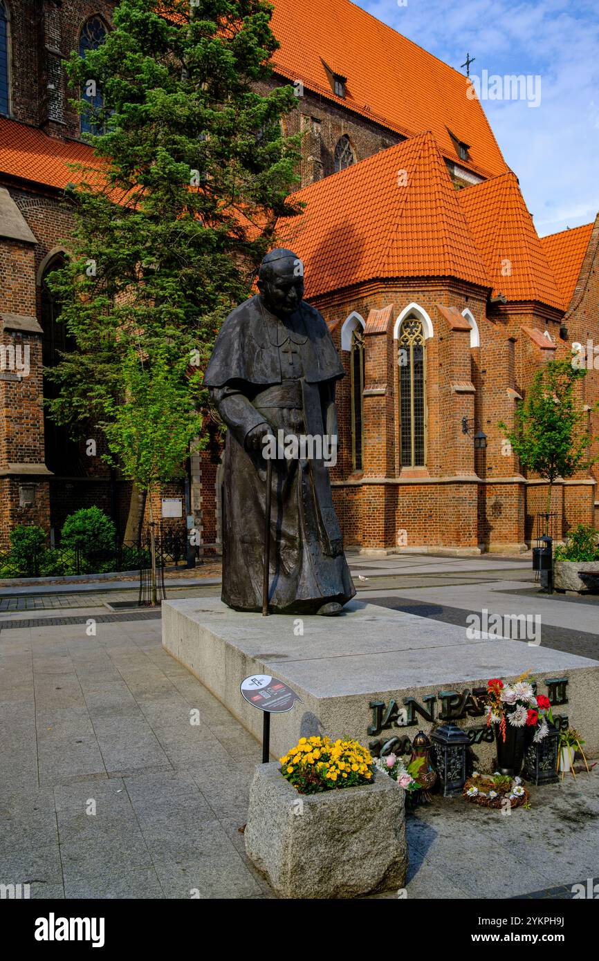 Monument au pape Jean-Paul II devant l'église Saint-Nicolas dans la ville haute-Silésie de Brieg/Brzeg, Powiat Brzeski, Voïvodie d'Opole, Pologne. Banque D'Images