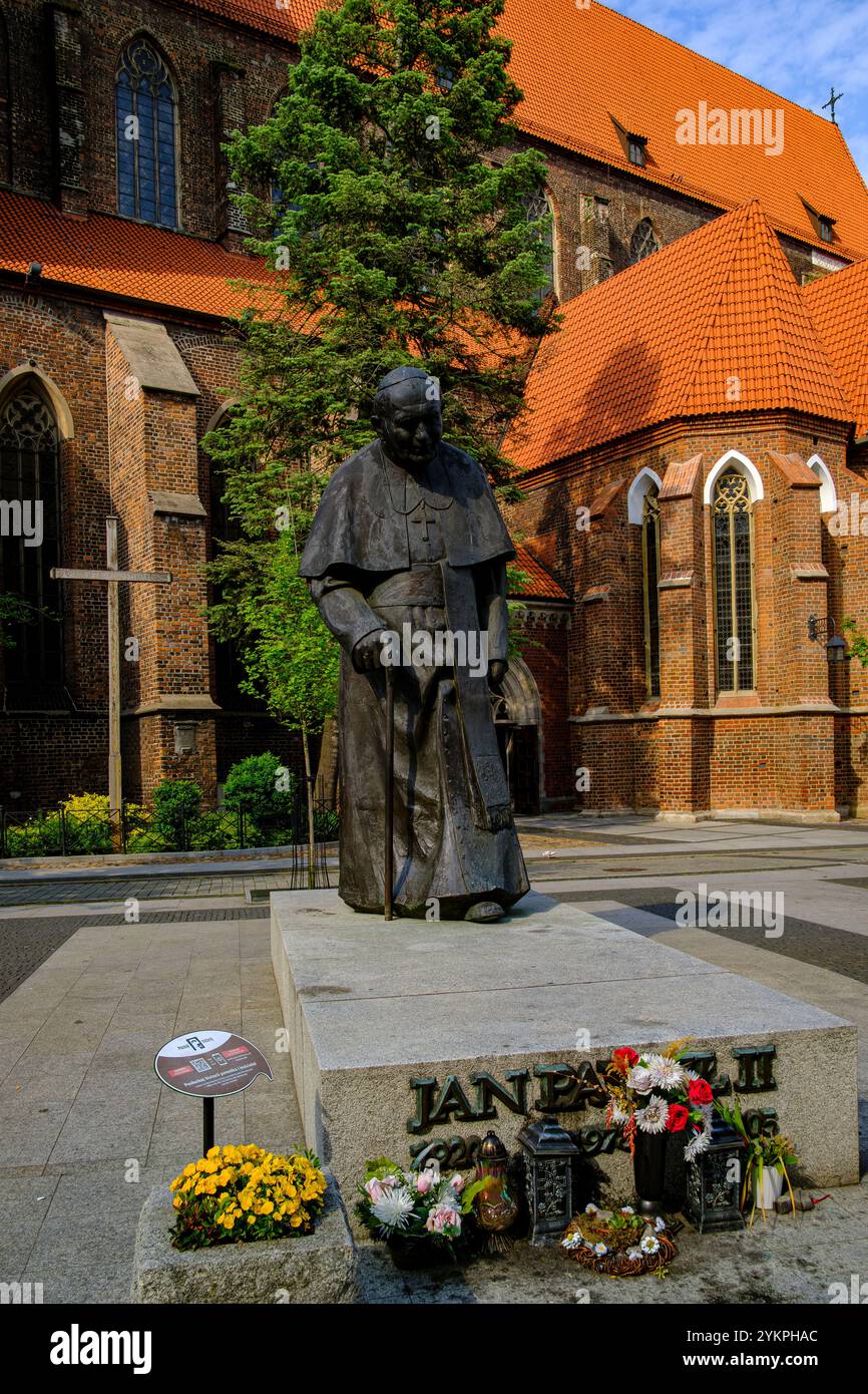 Monument au pape Jean-Paul II devant l'église Saint-Nicolas dans la ville haute-Silésie de Brieg/Brzeg, Powiat Brzeski, Voïvodie d'Opole, Pologne. Banque D'Images