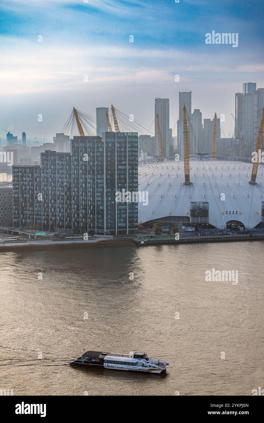 Vue aérienne du ferry Uber Boat Thames Clippers et du centre de divertissement O2 Arena, Greenwich Peninsula, East London, Banque D'Images